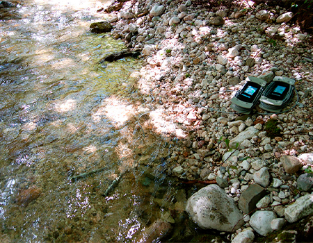 Medição do caudal em rios ou riachos com secção transversal desconhecida através do método de diluição (fluorescente ou sal)
